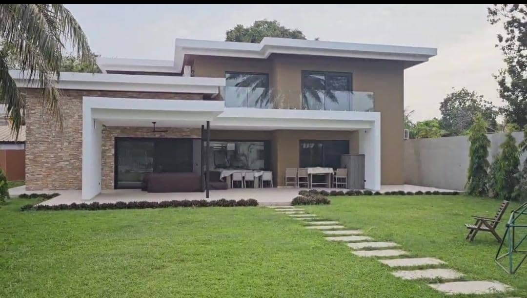 8 bedroom villa
